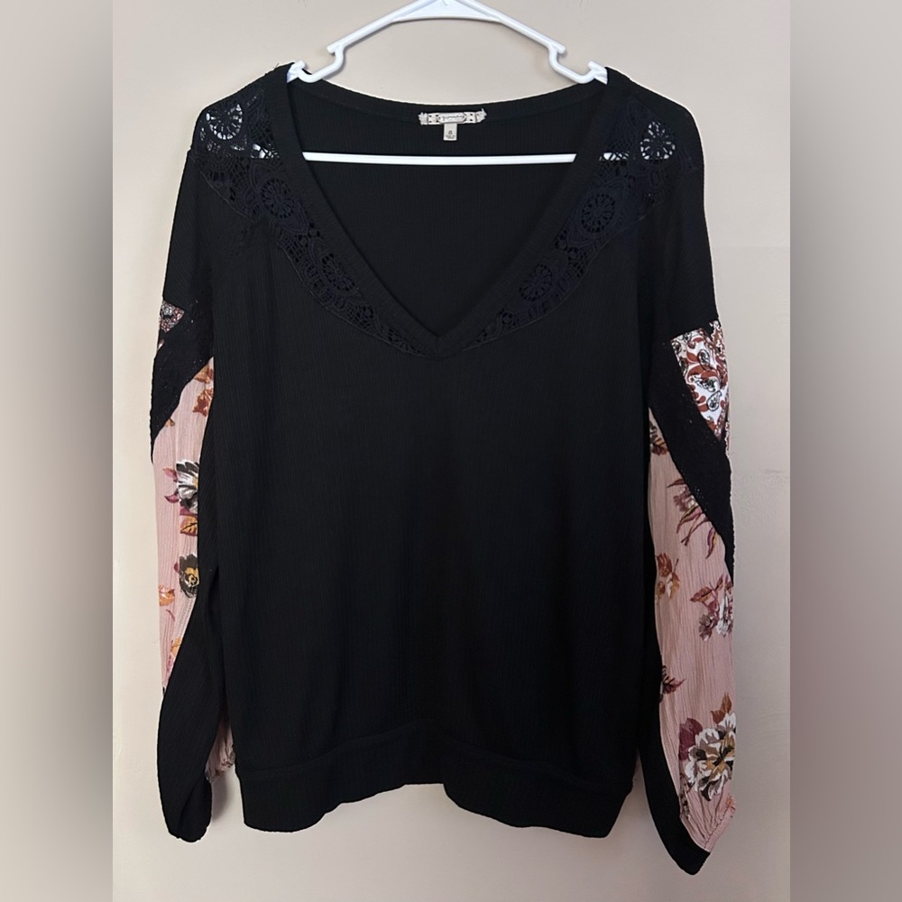 Gimmicks Black V-Neck Top with Floral Sleeve Panels size Small